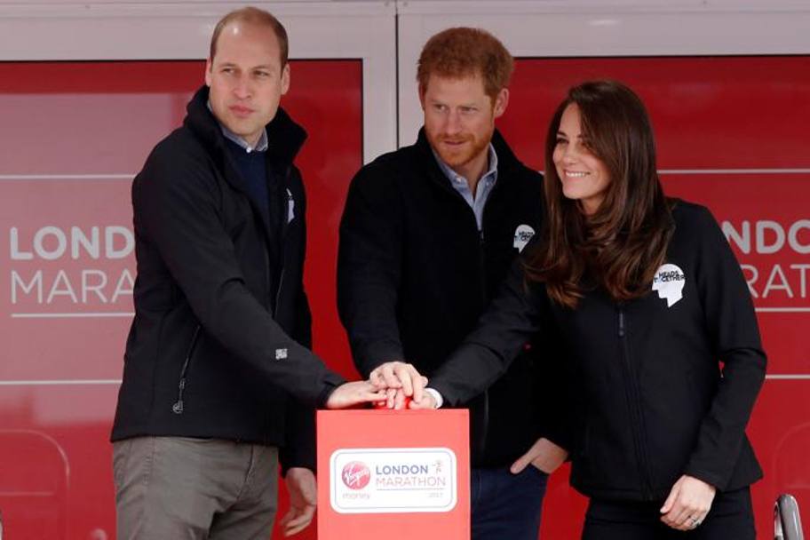 A Londra il principe William, la moglie Kate Middleton e il fratello Harry danno il via alla maratona di Londra. LaPresse